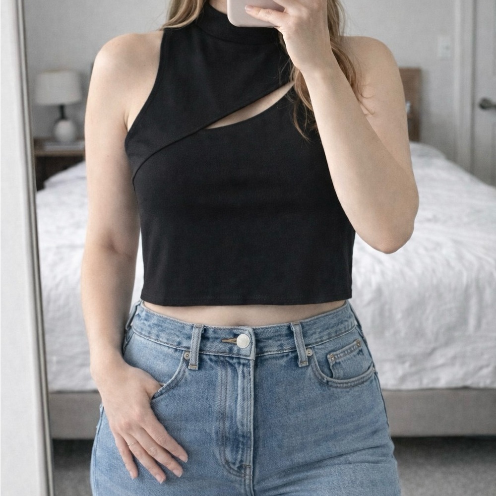 Women's Sleeveless GUESS Black Crop Top